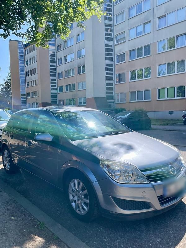 Grau Gebraucht 2007 Opel Astra Limousine | 2.600 € (Etwas zu teuer) - Bild 1/4
