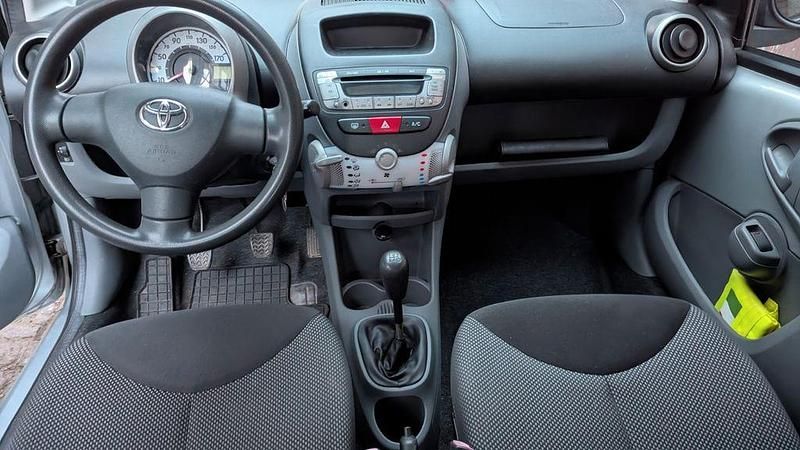 Gebraucht Toyota Aygo Cool 68 PS (50 kW) 2011 Silber Kleinwagen