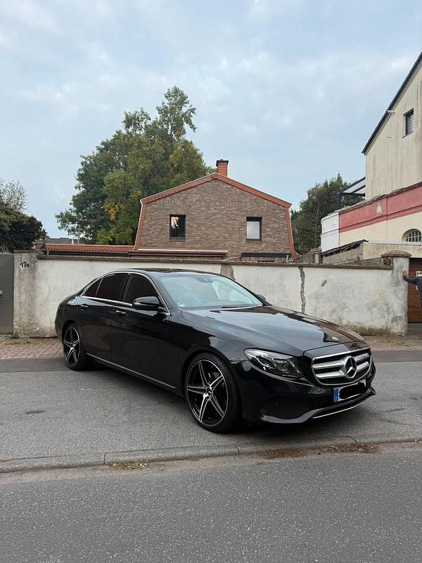 Schwarz Gebraucht 2019 Mercedes E200 Limousine | 20.999 € - Bild 1/4