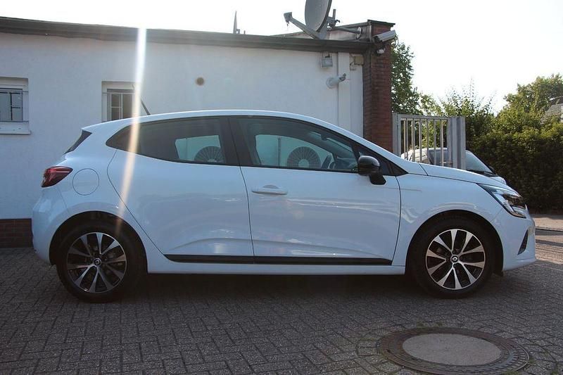 Gebraucht Renault Clio V Equilibre 67 PS (49 kW) 2023 Weiß Limousine