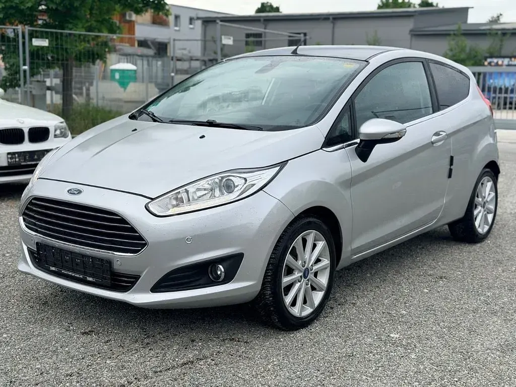 Gebraucht Ford Fiesta Titanium 101 PS (74 kW) 2016 Grau Kleinwagen