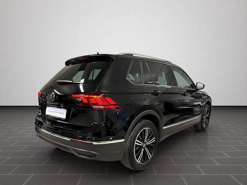 Gebraucht VW Tiguan Active 150 PS (110 kW) 2021 Deep black perleffekt (metallic) SUV