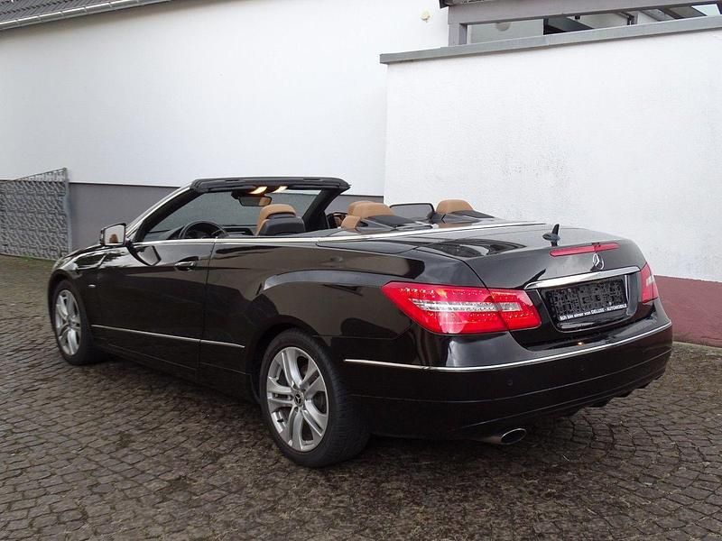 Gebraucht Mercedes E250 204 PS (150 kW) 2011 Schwarz Cabrio