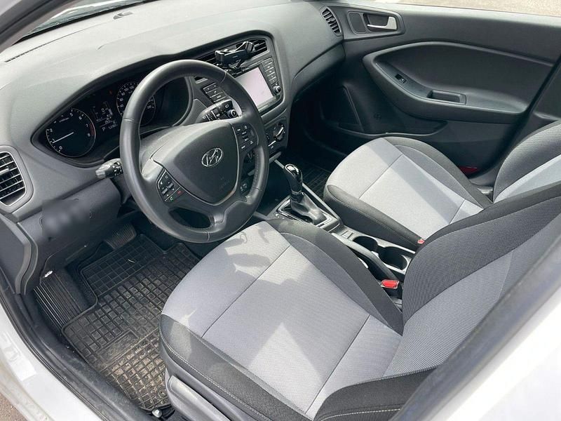Gebraucht Hyundai i20 101 PS (74 kW) 2017 Weiß Kleinwagen