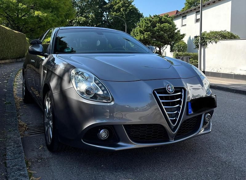 Silber Gebraucht 2015 Alfa Romeo Giulietta Turismo Kleinwagen | 10.900 € (Fairer Preis) - Bild 1/4