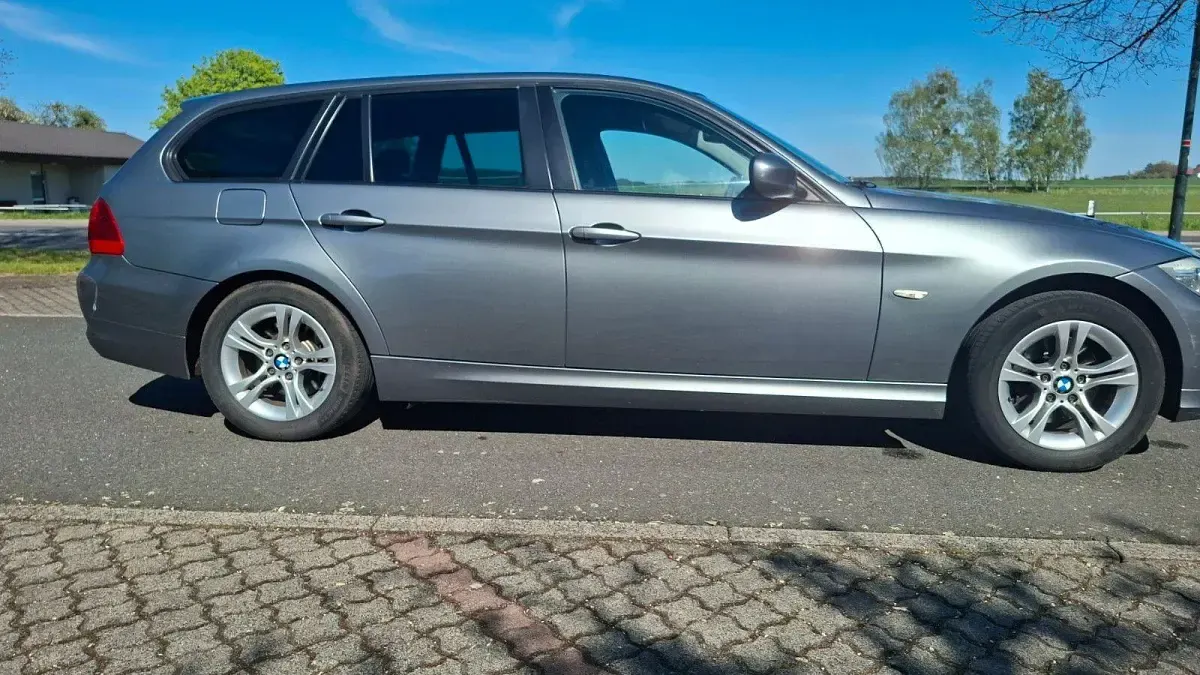 Gebraucht BMW 318 143 PS (105 kW) 2011 Grau Kombi