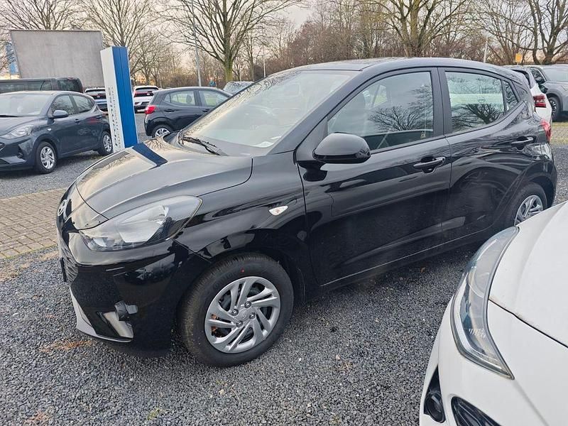 Gebraucht Hyundai i10 Select 63 PS (46 kW) 2024 Schwarz Kleinwagen