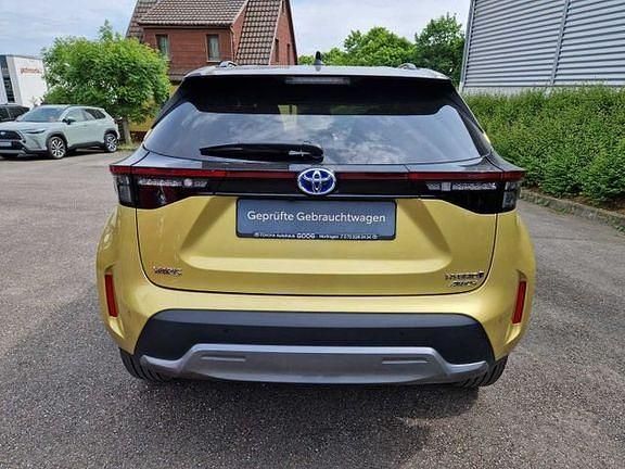 Gebraucht Toyota Yaris Hybrid Advance 116 PS (85 kW) 2023 Warm gold metallic, dach schwarz SUV