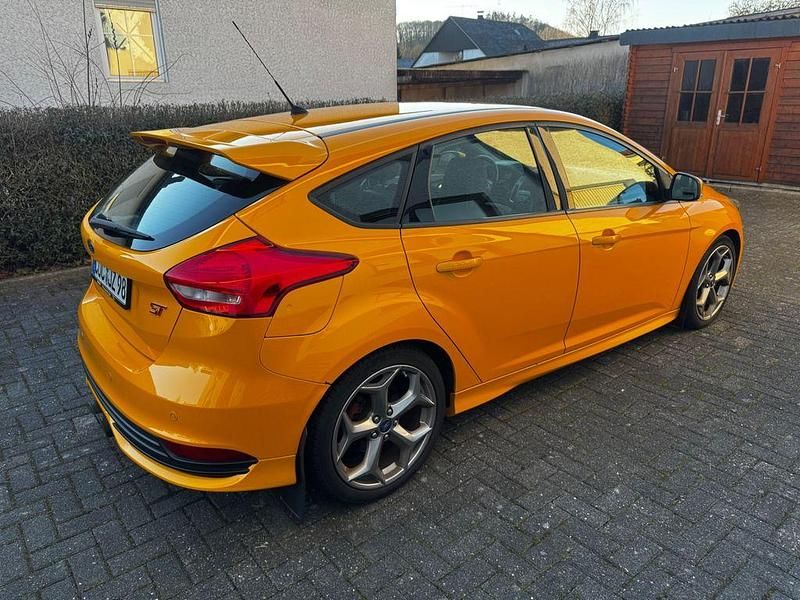 Gebraucht Ford Focus ST 250 PS (183 kW) 2015 Gelb Limousine