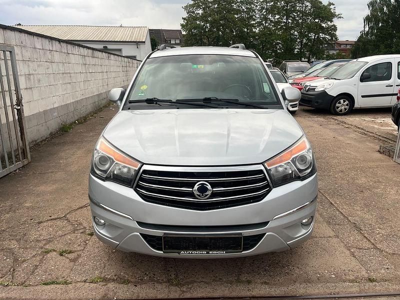 Gebraucht SsangYong Rodius 155 PS (114 kW) 2015 Silber Van / Kleinbus