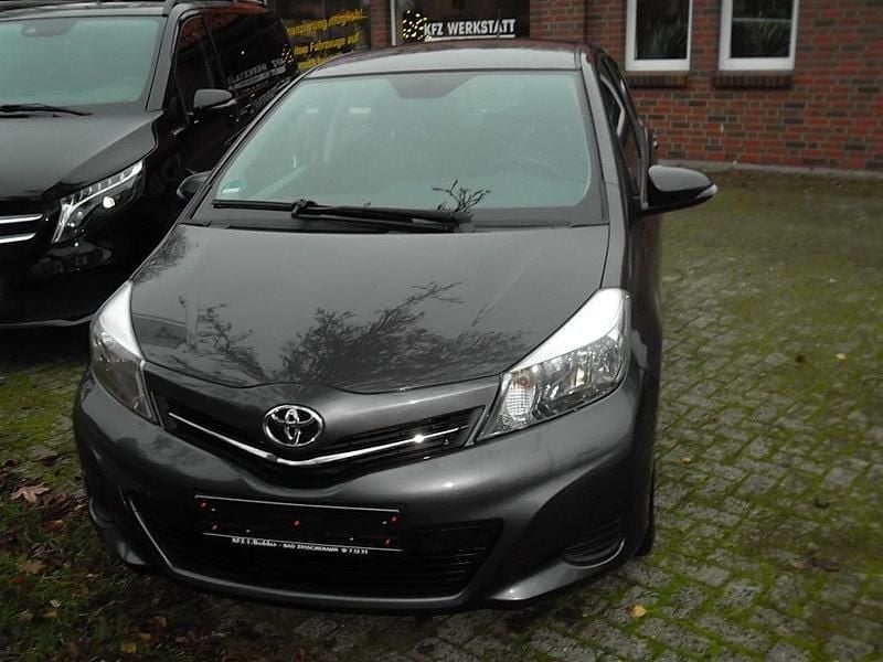 Grau Gebraucht 2014 Toyota Yaris Edition Limousine | 6.500 € (Fairer Preis) - Bild 1/4
