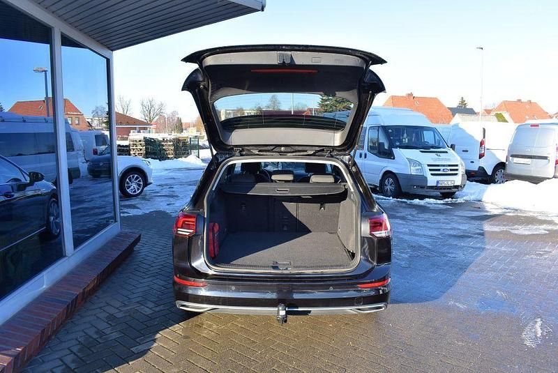Gebraucht VW Golf VIII Style 150 PS (110 kW) 2022 Deep black perleffekt (metallic) Kombi