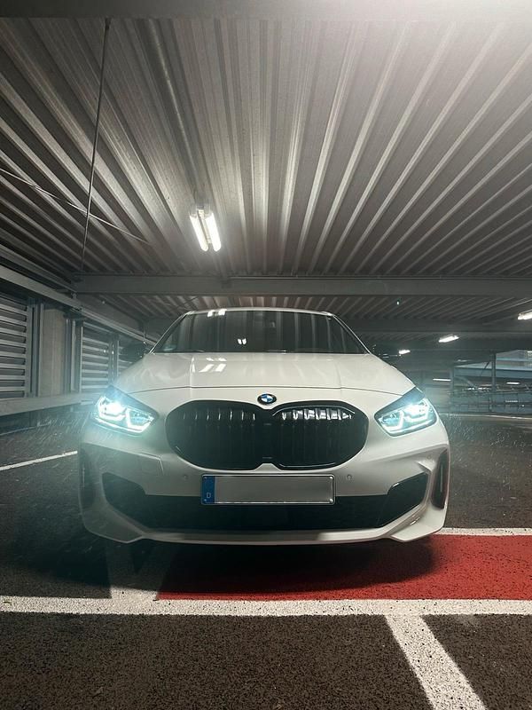 Weiß Gebraucht 2021 BMW 128 Limousine | 29.999 € (Fairer Preis) - Bild 1/4