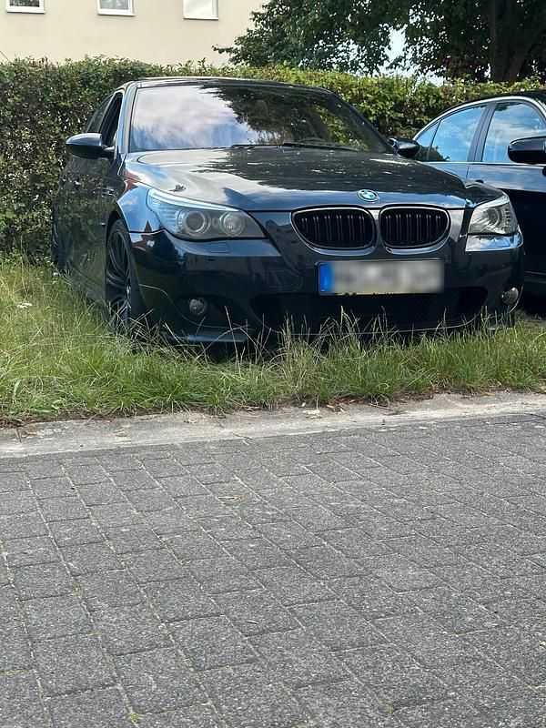 Blau Gebraucht 2004 BMW 525 Limousine | 7.900 € - Bild 1/4