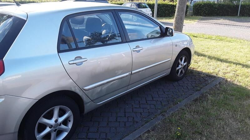 Silber Gebraucht 2004 Toyota Corolla Kleinwagen | 3.500 € (Etwas zu teuer) - Bild 1/4