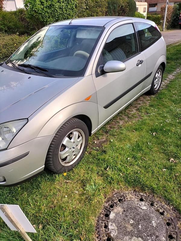 Second-hand Ford Focus 100 CP (73 kW) 2005 Argintiu Hatchback