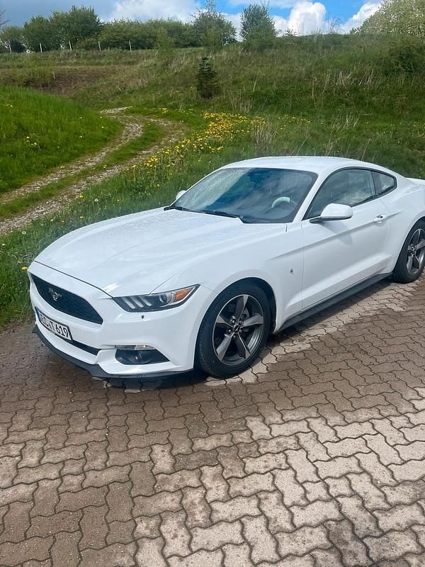 Weiß Gebraucht 2016 Ford Mustang Coupé | 22.500 € - Bild 1/4