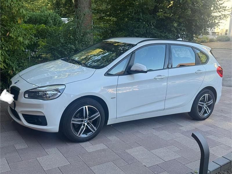 Weiß Gebraucht 2018 BMW 218 Active Tourer Sport Line Van / Kleinbus | 15.650 € (Guter Preis) - Bild 1/4