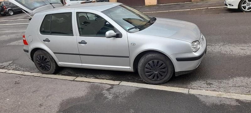 Second-hand VW Golf IV 102 CP (75 kW) 2002 Argintiu Berlinǎ