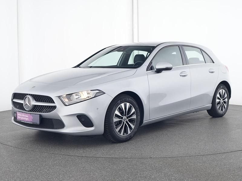 Silber Gebraucht 2021 Mercedes A180 Limousine | 21.422 € (Superpreis) - Bild 1/4