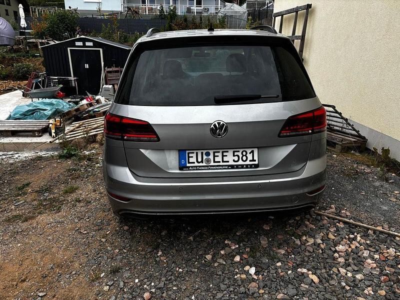 Grau Gebraucht 2018 VW Golf Sportsvan Join Van / Kleinbus | 12.499 € (Guter Preis) - Bild 1/4
