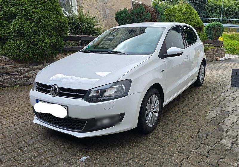 Weiß Gebraucht 2013 VW Polo Life Kleinwagen | 6.700 € (Fairer Preis) - Bild 1/4