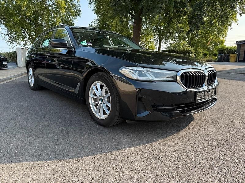 Schwarz Gebraucht 2022 BMW 520 Kombi | 25.500 € (Guter Preis) - Bild 1/4