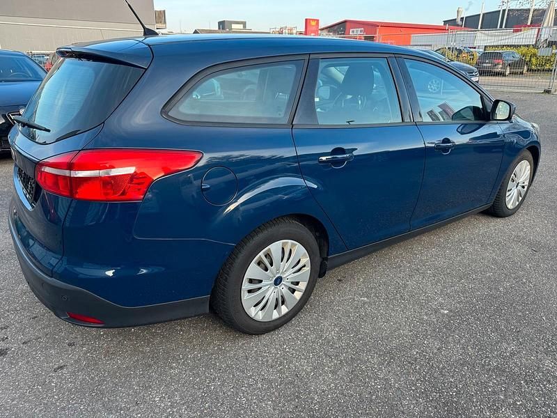 Gebraucht Ford Focus Trend 116 PS (85 kW) 2015 Blau Kombi