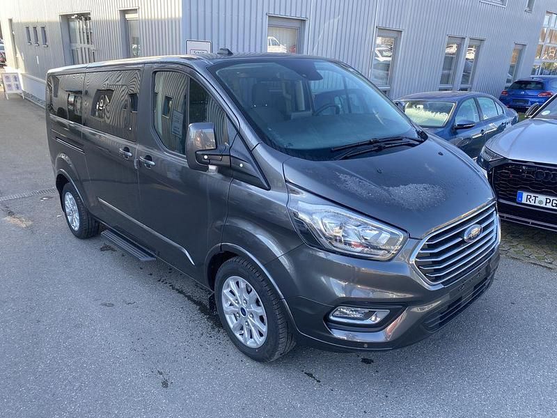 Grau Gebraucht 2023 Ford Tourneo Custom Titanium Van | 42.900 € (Teuer) - Bild 1/3