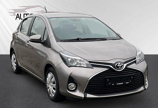 Braun Gebraucht 2015 Toyota Yaris Comfort Limousine | 12.490 € - Bild 1/4
