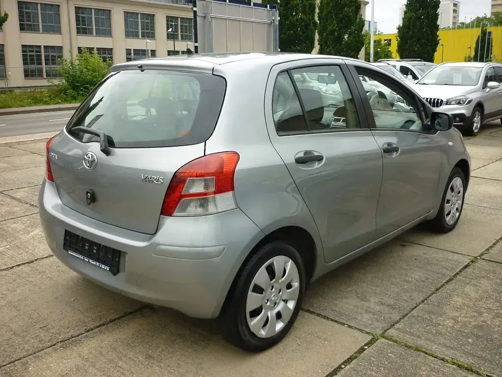 Gebraucht Toyota Yaris Cool 69 PS (50 kW) 2011 Grau Kleinwagen