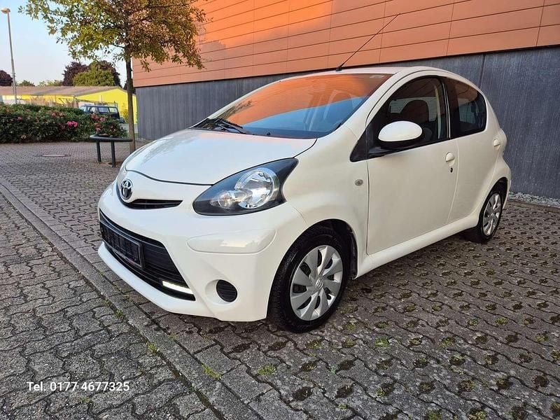 Solid white Gebraucht 2013 Toyota Aygo Cool Kleinwagen | 3.990 € (Fairer Preis) - Bild 1/4