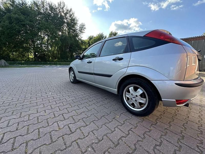 Grau Gebraucht 2002 Ford Focus Kombi | 1.900 € (Etwas zu teuer) - Bild 1/4