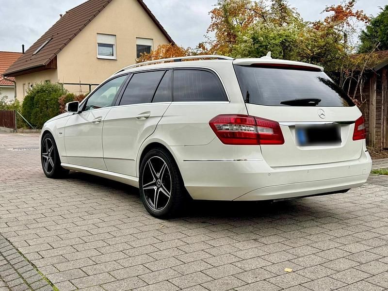 Gebraucht Mercedes E200 138 PS (101 kW) 2011 Weiß Kombi