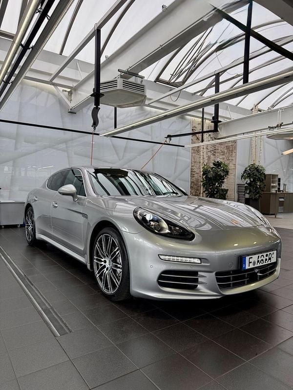 Silber Gebraucht 2016 Porsche Panamera 4S Limousine | 46.500 € (Superpreis) - Bild 1/4