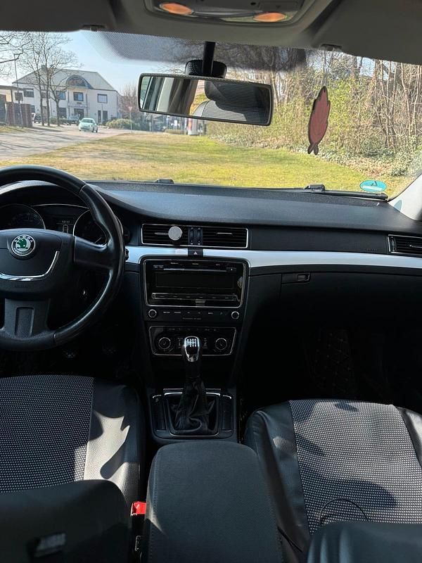 Gebraucht Skoda Superb 140 PS (102 kW) 2010 Braun Kombi