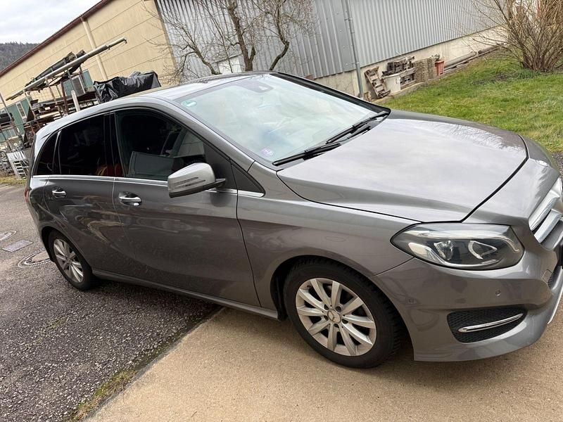 Gebraucht Mercedes B180 Edition 122 PS (89 kW) 2015 Grau Kleinwagen