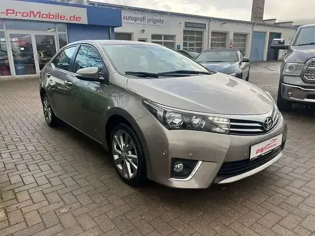 Używany Toyota Corolla Edition 132 KM (97 kW) 2016 Szary Sedan/Limuzyna