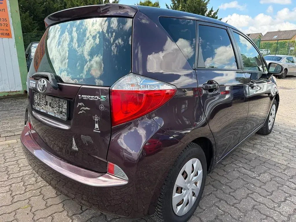 Gebraucht Toyota Verso-S 99 PS (72 kW) 2012 Violett Van / Kleinbus