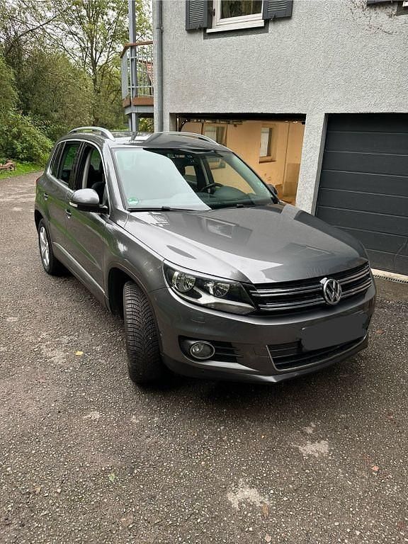 Grau Gebraucht 2015 VW Tiguan SUV | 12.990 € (Fairer Preis) - Bild 1/4