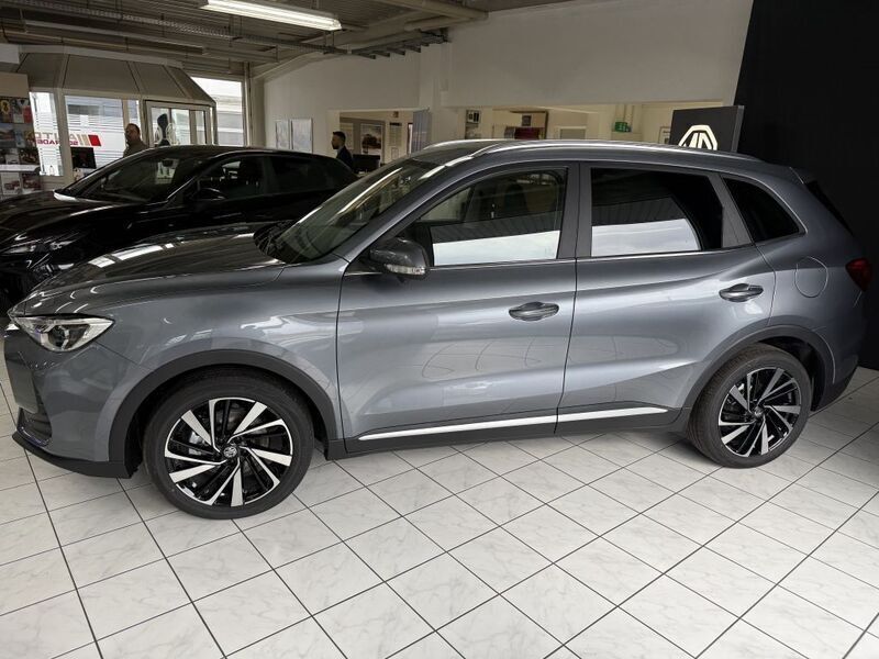 Neu MG ZS Luxury 197 PS (144 kW) 2025 Grau Limousine