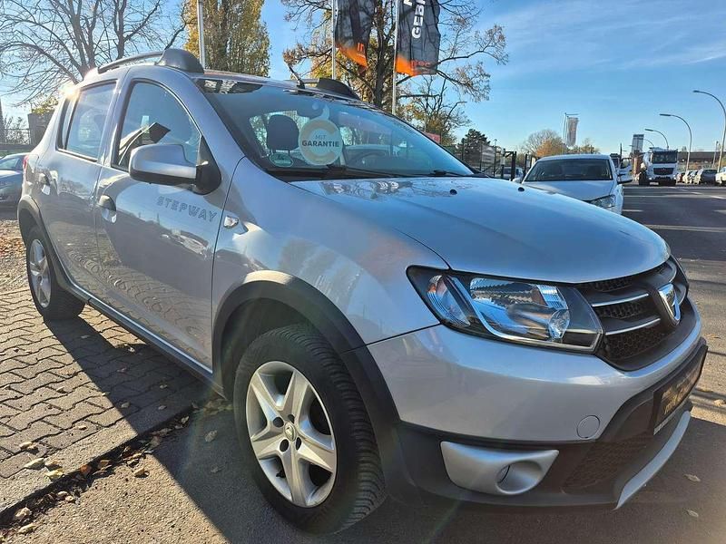 Silber Gebraucht 2015 Dacia Sandero Prestige Limousine | 6.799 € (Fairer Preis) - Bild 1/4