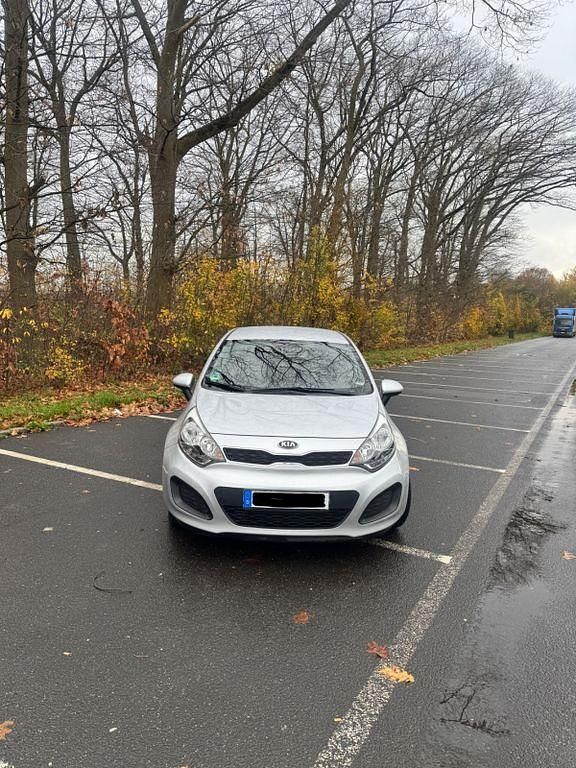 Silber Gebraucht 2014 Kia Rio DREAM-TEAM Edition Limousine | 5.700 € (Guter Preis) - Bild 1/4