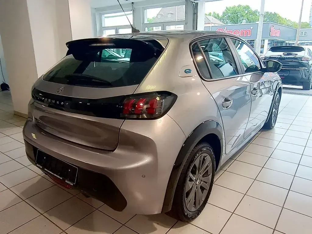 Gebraucht Peugeot e-208 Active 100 kW (136 PS) 2022 Silber Kleinwagen