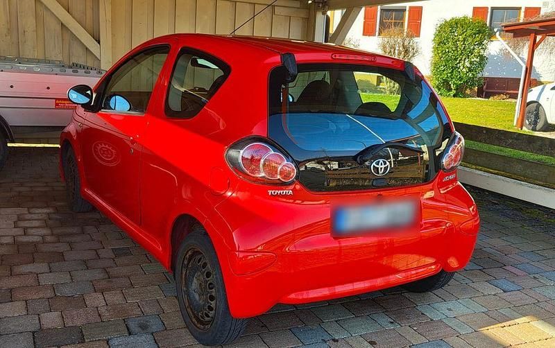 Gebraucht Toyota Aygo 68 PS (50 kW) 2013 Rot Kleinwagen