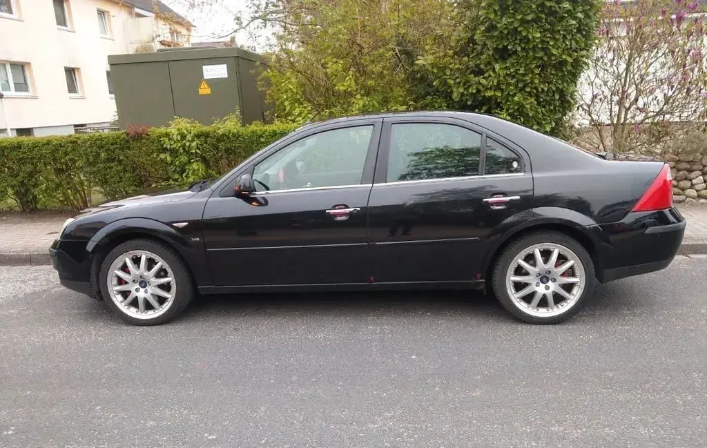 Usado Ford Mondeo Ghia 170 CV (125 kW) 2004 Negro Berlina