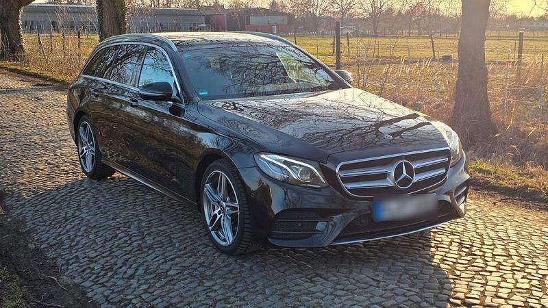 Gebraucht Mercedes E220 AMG 194 PS (142 kW) 2018 Schwarz Kombi