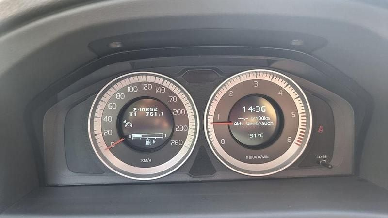 Grau Gebraucht 2011 Volvo V70 Momentum Kombi | 4.900 € (Superpreis) - Bild 1/4