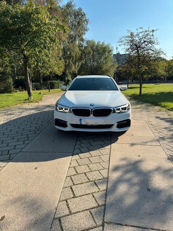 Weiß Gebraucht 2019 BMW 520 Shadowline Kombi | 24.490 € (Fairer Preis) - Bild 1/4