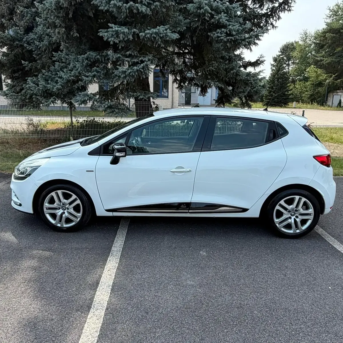 Gebraucht Renault Clio LIMITED 75 PS (55 kW) 2018 Weiß Kleinwagen